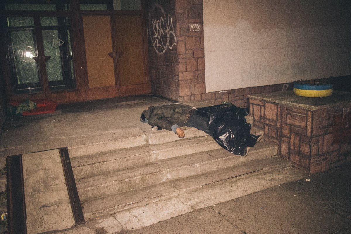 На территории детской больницы нашли мертвого мужчину 