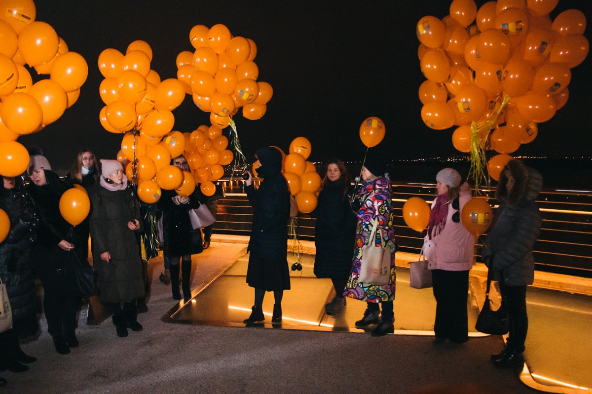 Оранжевые воздушные шары взлетели над мостом Оранжевые воздушные шары взлетели над мостом