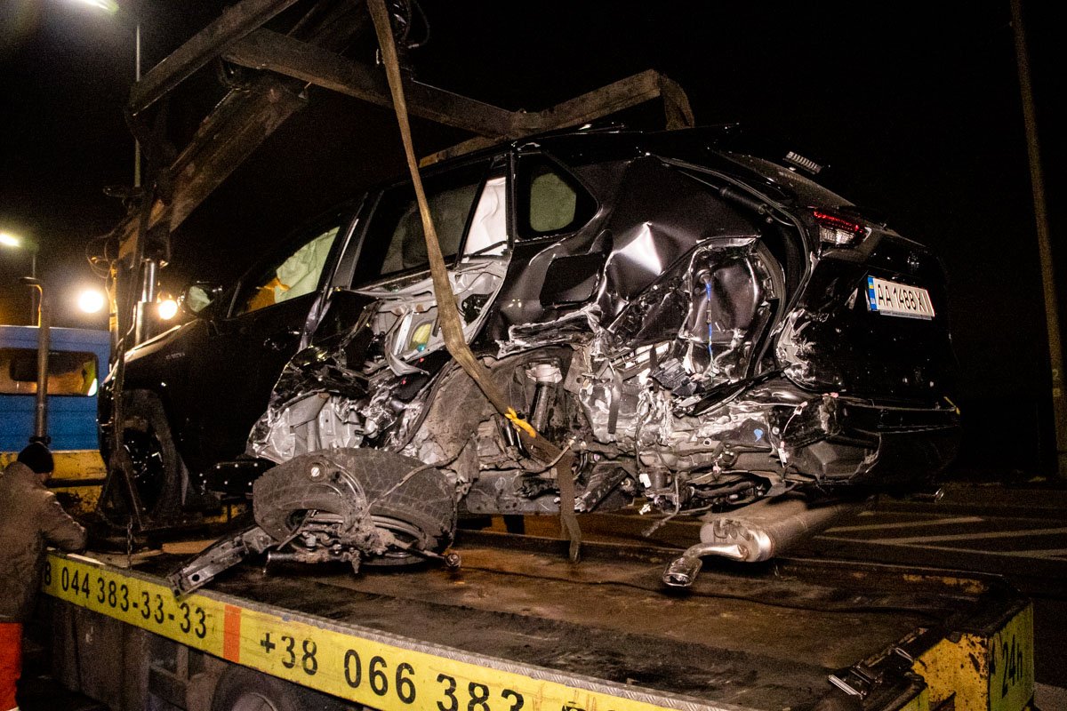 В Киеве на Набережном шоссе произошла авария с участием четырех автомобилей В Киеве на Набережном шоссе произошла авария с участием четырех автомобилей