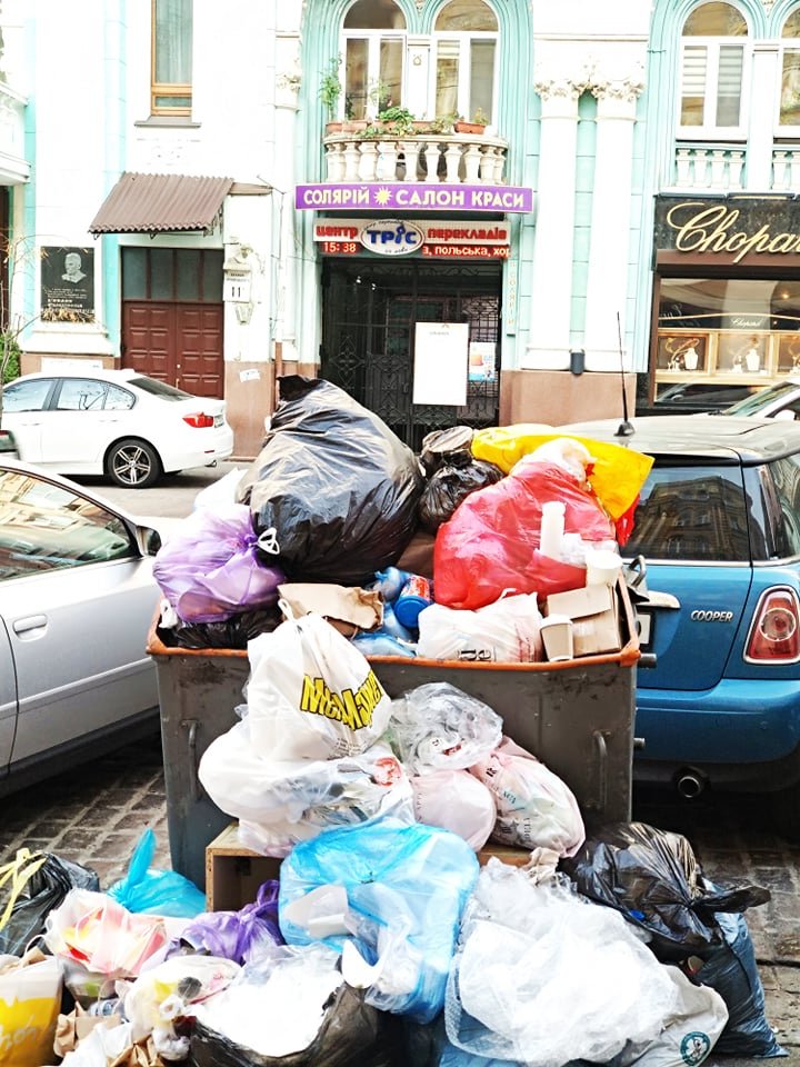 Контейнер в центре Киева наполняется мусором еще до обеда и вывозится за счет города Контейнер в центре Киева наполняется мусором еще до обеда и вывозится за счет города