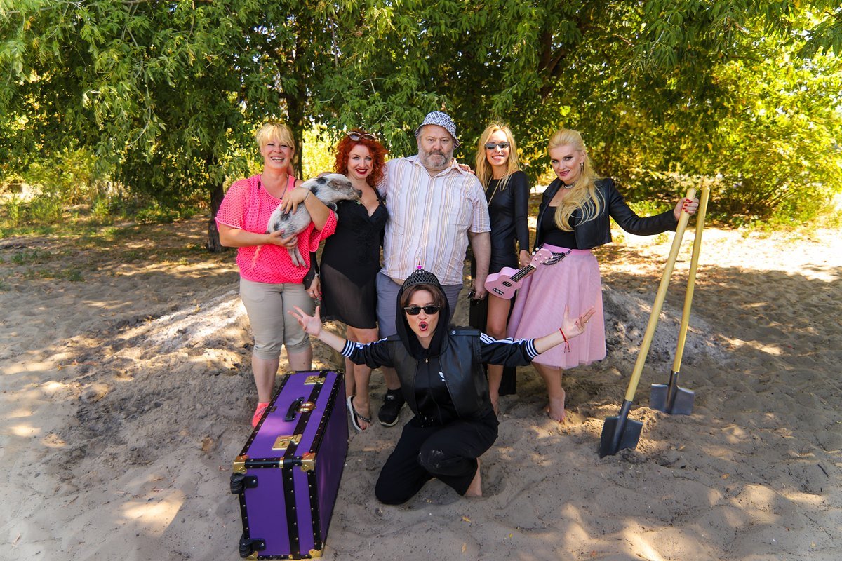 Смелая и уверенная в себе Ольга Грига, известная шансонье под псевдонимом «AMICA», и ее команда Смелая и уверенная в себе Ольга Грига, известная шансонье под псевдонимом «AMICA», и ее команда