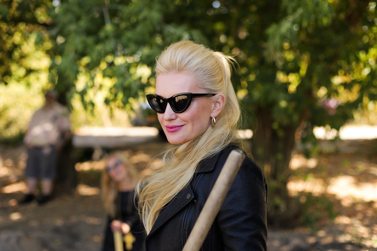 Певица уверена, что мошенник Толя рано или поздно услышит по радио свое имя, и этот припев будет его преследовать Певица уверена, что мошенник Толя рано или поздно услышит по радио свое имя, и этот припев будет его преследовать