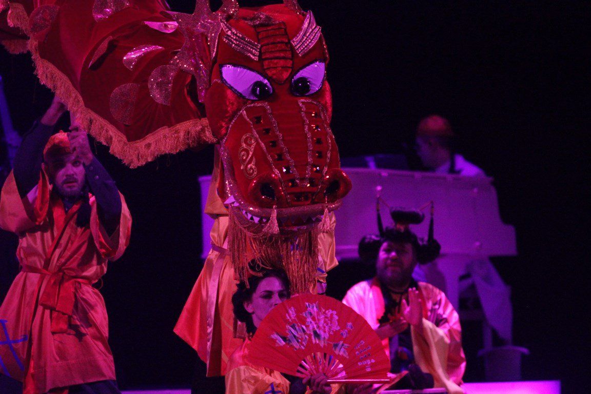 «Дракон» — сказка для взрослых, заставляющая задуматься о серьезных вещах, важных не только для человека, но и для человечества «Дракон» — сказка для взрослых, заставляющая задуматься о серьезных вещах, важных не только для человека, но и для человечества