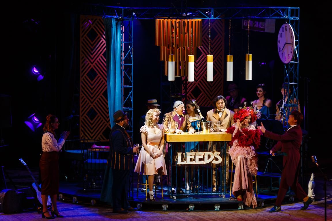 Если вам хочется атмосферы зимней сказки, нужно срочно запасаться билетами на романтичный мюзикл «Серенада Солнечной Долины» Если вам хочется атмосферы зимней сказки, нужно срочно запасаться билетами на романтичный мюзикл «Серенада Солнечной Долины»