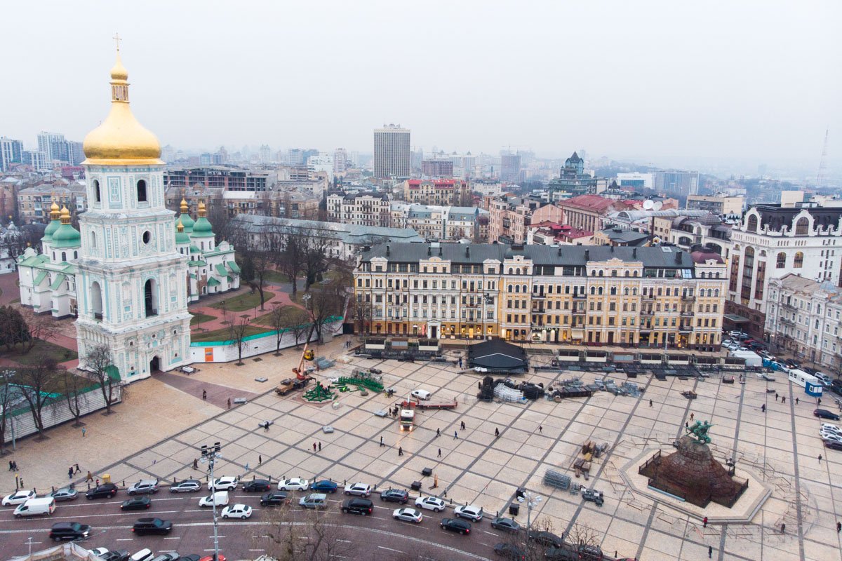 В Киеве началась активная подготовка к Новому году В Киеве началась активная подготовка к Новому году