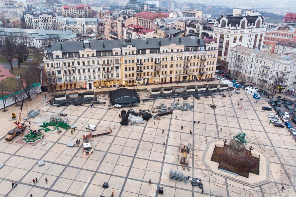 На Софийской площади монтируют праздничную локацию На Софийской площади монтируют праздничную локацию