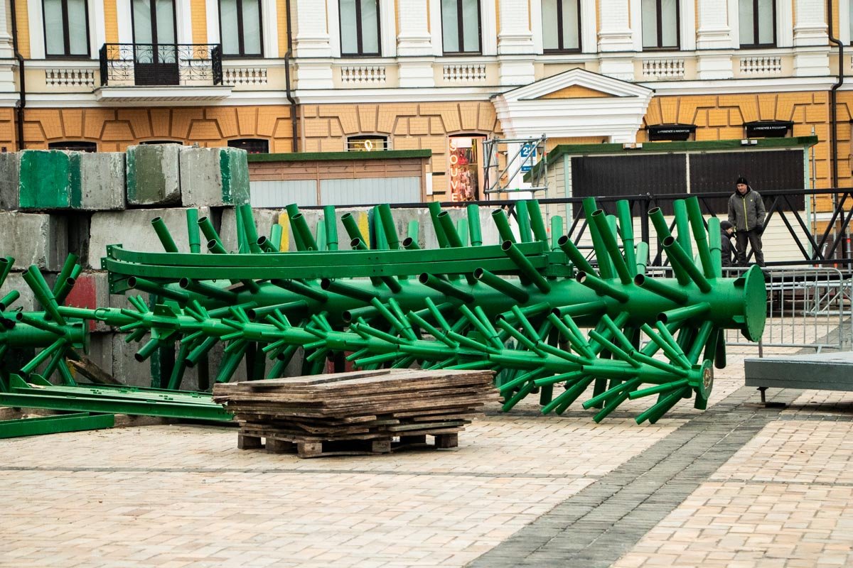 Если не знаете, как развлечь своего ребенка - приводите его на Софийскую. Процесс сбора елки ему понравится Если не знаете, как развлечь своего ребенка - приводите его на Софийскую. Процесс сбора елки ему понравится