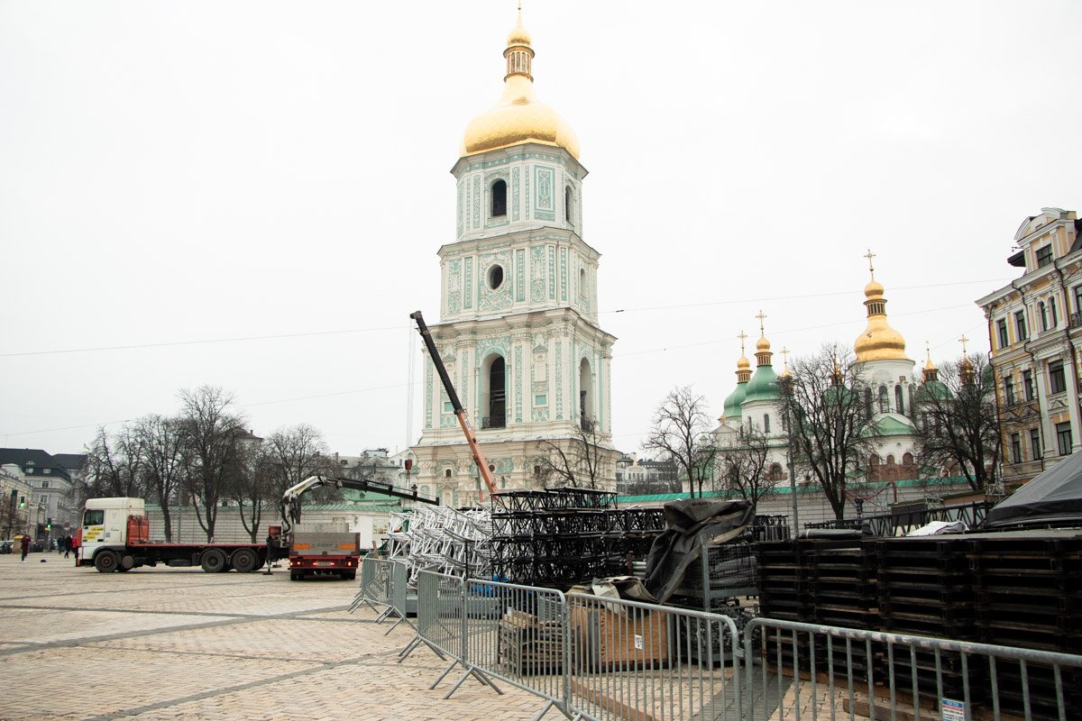 Над строительством домиков также трудится много людей Над строительством домиков также трудится много людей