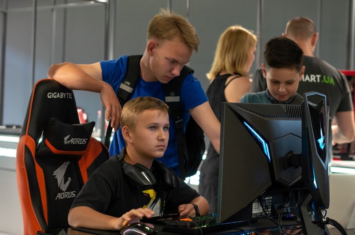 Посетить шоурум всей семьей и отдохнуть в атмосфере ретро-гейминга 90-х можно и нужно 30 ноября