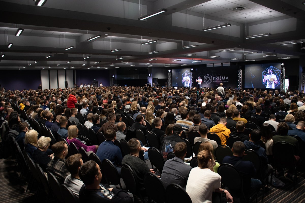 Зал был переполнен Зал был переполнен