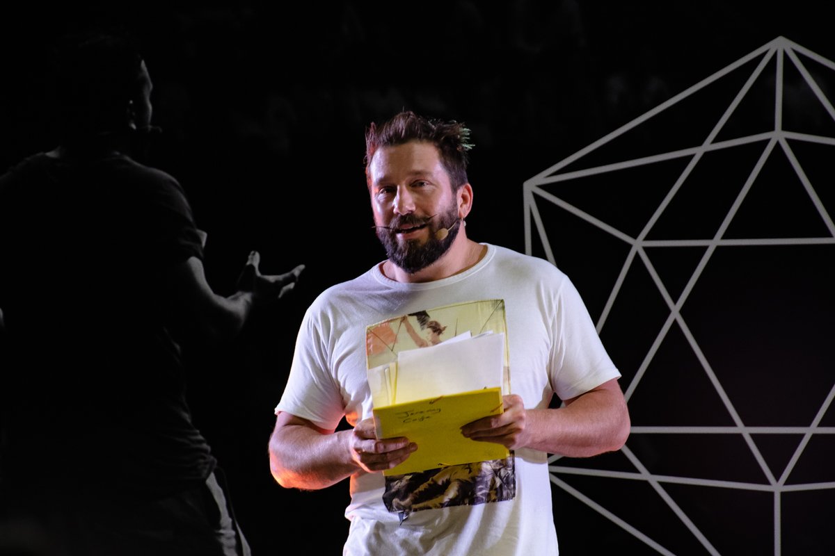 На конференции эпатажный бизнесмен рассказал участникам о том, что привело его к успеху На конференции эпатажный бизнесмен рассказал участникам о том, что привело его к успеху