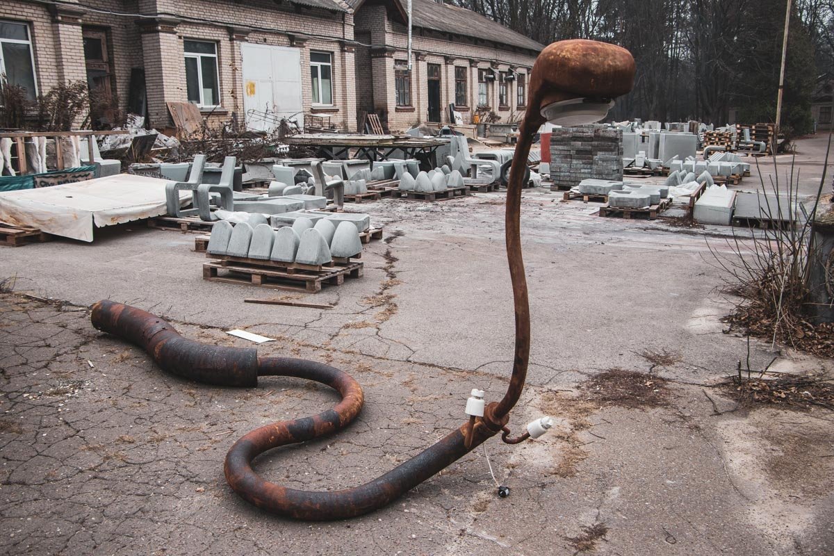 На ВДНГ появился необычный фонарь, который по-змеиному ползет по асфальту На ВДНГ появился необычный фонарь, который по-змеиному ползет по асфальту