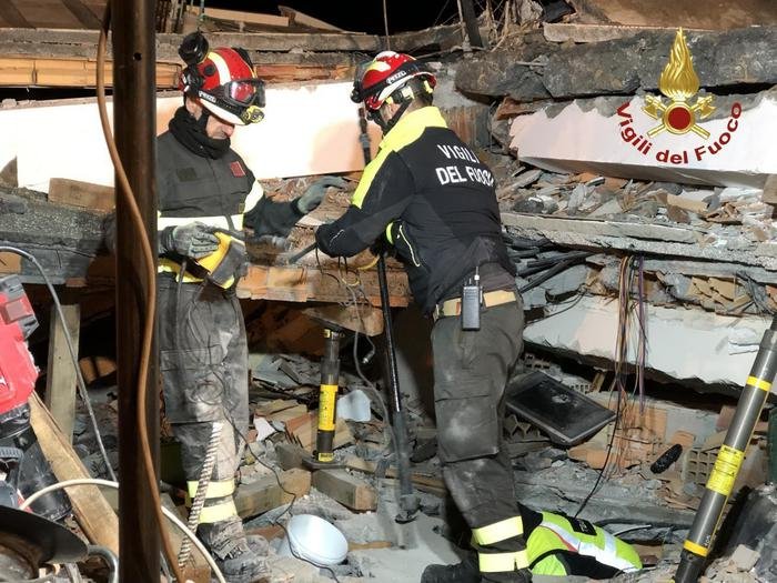 В двух городах Албании - Тиране и Дурресе введено чрезвычайное положение