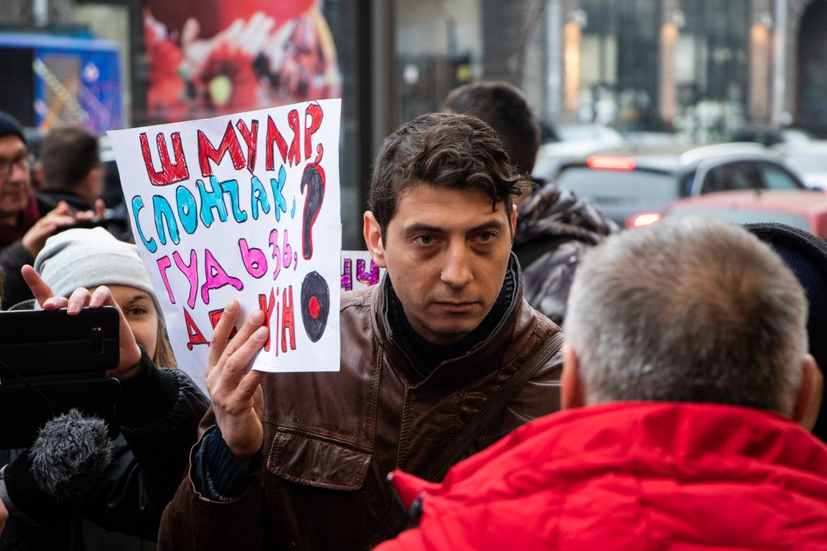 Активисты требовали оставить здание собственностью города Активисты требовали оставить здание собственностью города