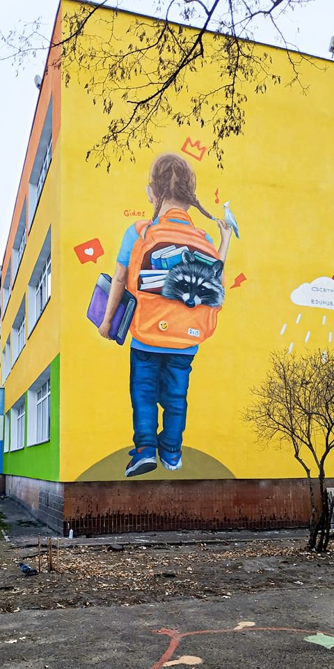 Яркий и красочный новый мурал Яркий и красочный новый мурал