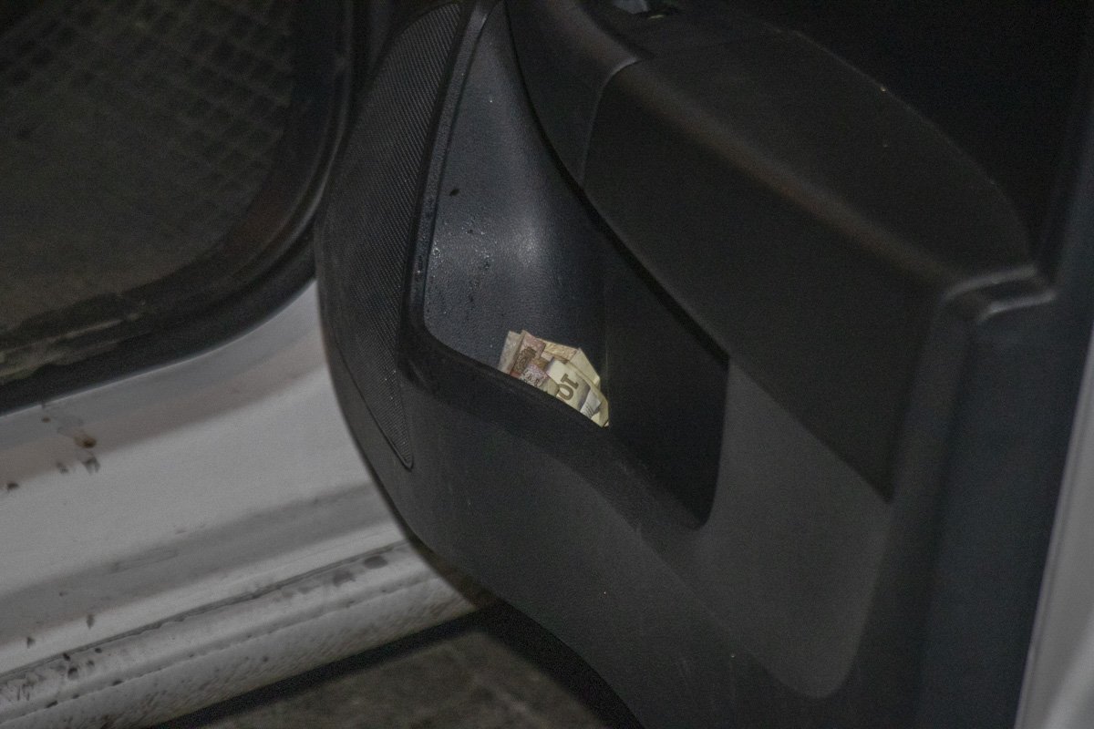 Во время разговора женщина неоднократно предлагала взятку, а потом подбросила деньги в машину Во время разговора женщина неоднократно предлагала взятку, а потом подбросила деньги в машину