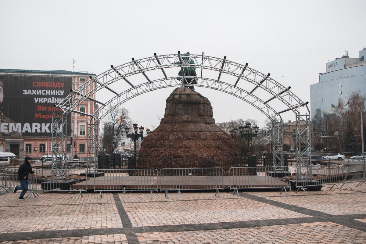 Ведь город начал готовиться к Новому году и Рождеству