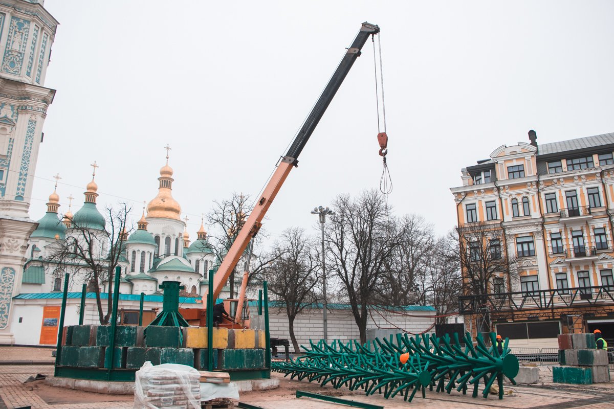 На Софийской площади можно увидеть конструкции главной елки страны