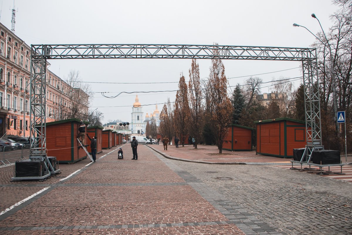 По состоянию на 28 ноября на Софийской и Михайловской площадях уже появились праздничные домики