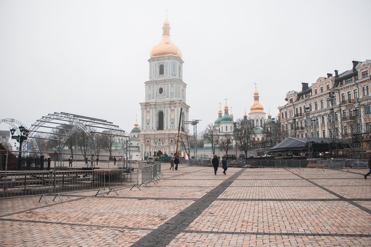 На локации уже можно увидеть металлические арки и большое количество конструкций, которые послужат основой для сцены и других деталей городка