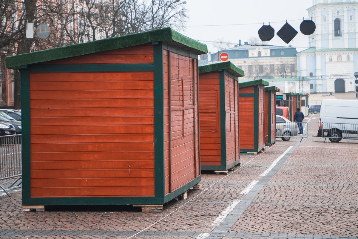 Рождественские домики расположились традиционно по дороге от Софийской до Михайловской площади