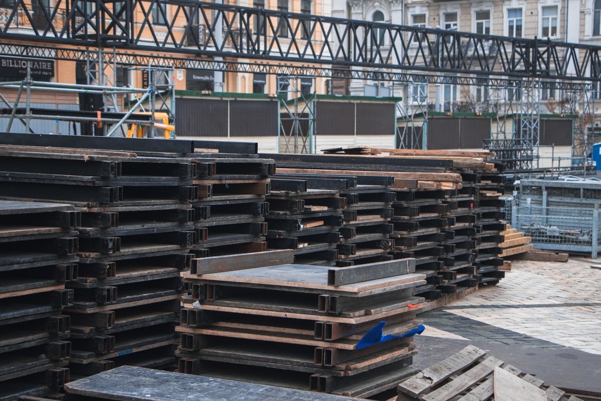 Пока что нам остается запастись терпением и лишь наблюдать за процессом возведения самой яркой локации города