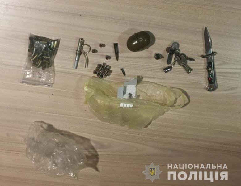 Во время обыска правоохранители обнаружили пистолет, автомат, гранату, патроны и ножи Во время обыска правоохранители обнаружили пистолет, автомат, гранату, патроны и ножи