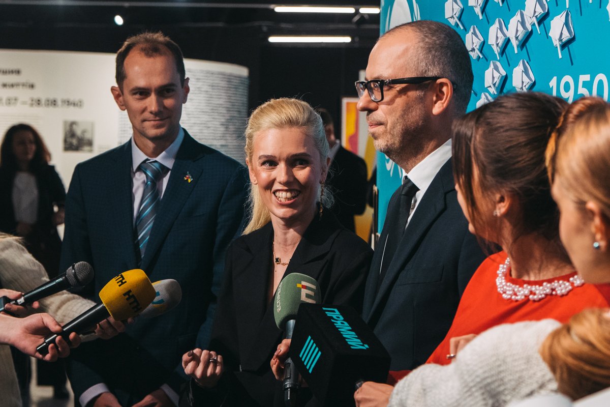 в интерактивной форме предлагают узнать о самых знаменитых подписях и историях, которые за ними стоят.