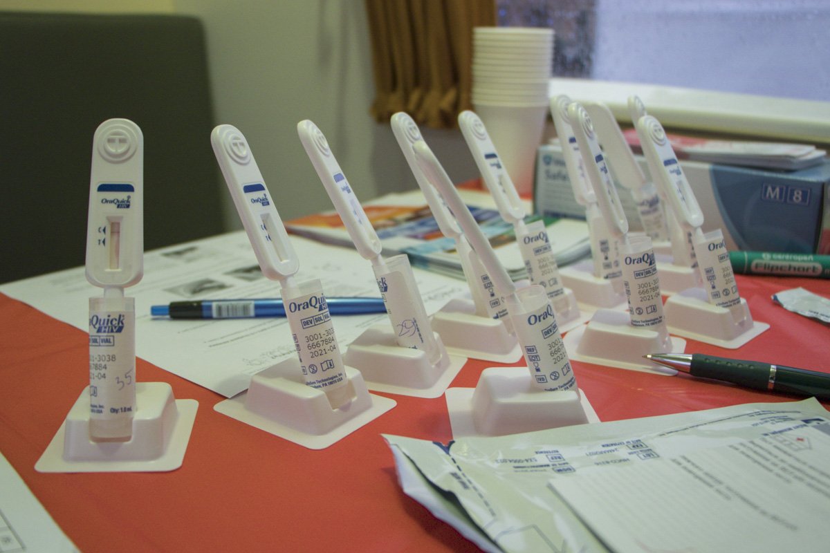 Образец слюны брали в специальной передвижной лаборатории