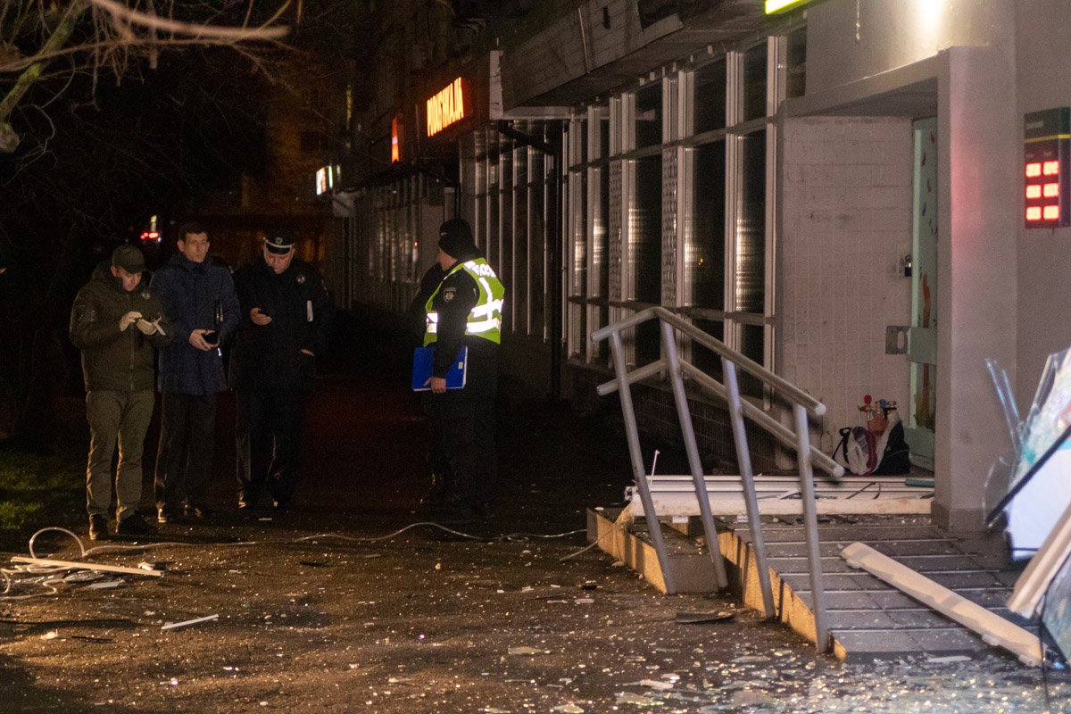 Двое подрывников скрылись на автомобиле Двое подрывников скрылись на автомобиле