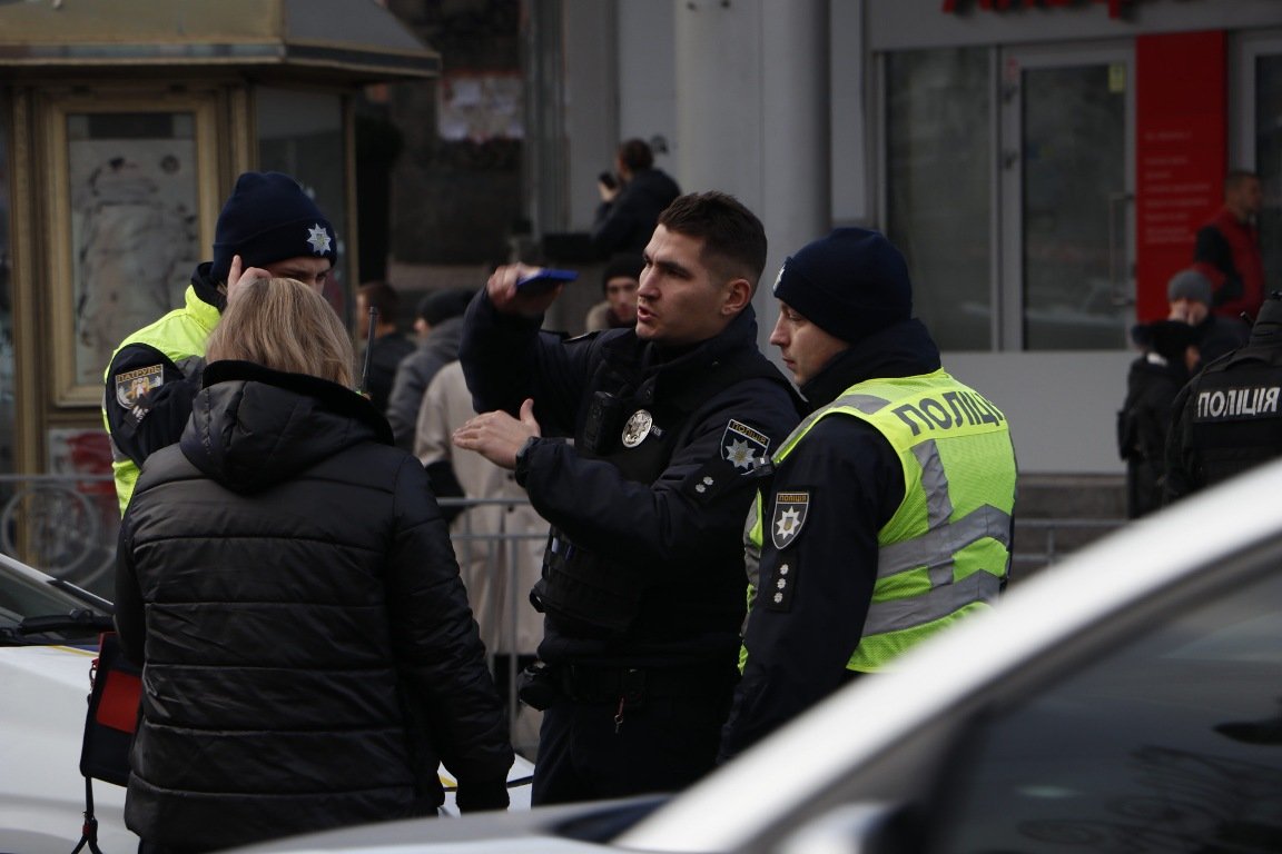 Водитель врезался в машину патрульных 