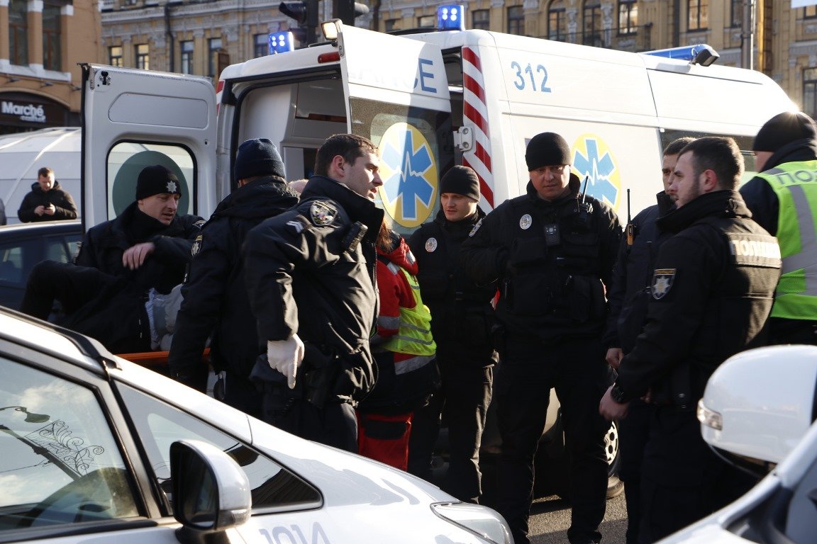 Скорая помощь забрала пострадавшего без сознания 