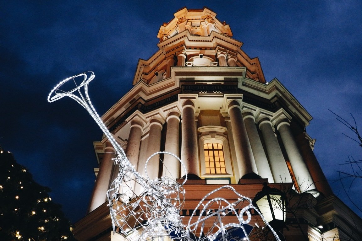 Вверху - кабинет чудотворца 