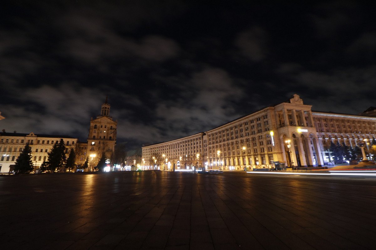 Ночное небо видно, будто днем Ночное небо видно, будто днем