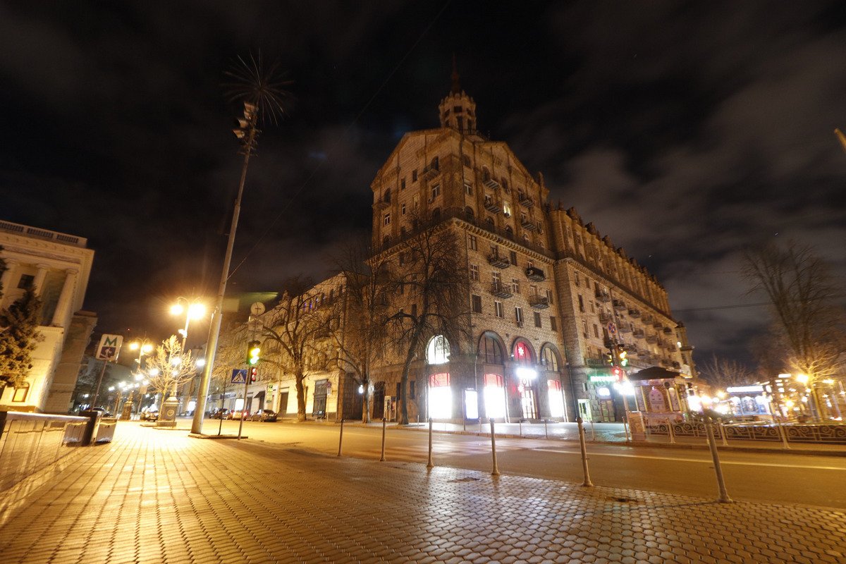 Плитка на тротуарах покрылась коркой льда и красиво отражает свет Плитка на тротуарах покрылась коркой льда и красиво отражает свет