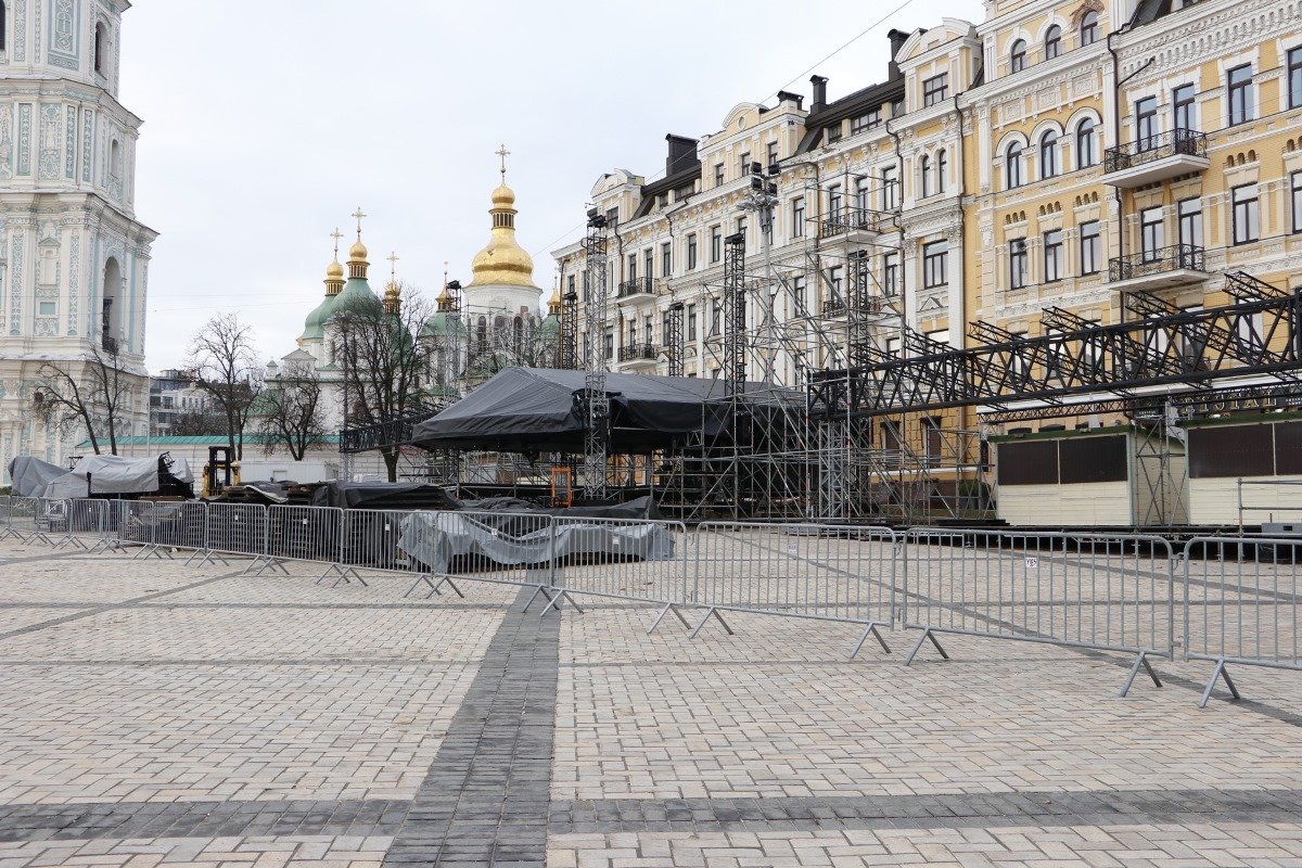 Готовится каркас для новогодней сцены Готовится каркас для новогодней сцены