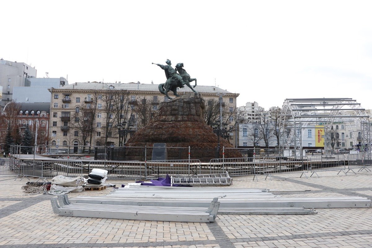 Рабочая суета в первый зимний день Рабочая суета в первый зимний день