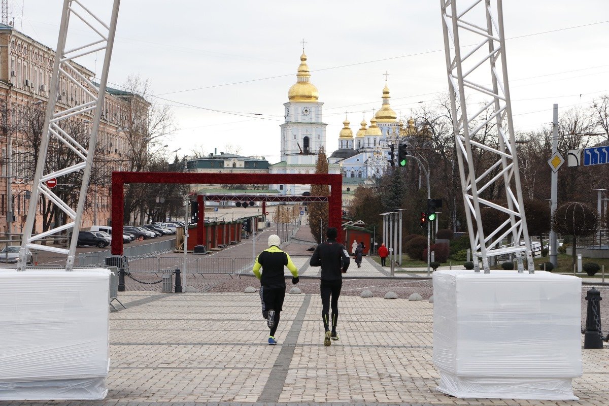 Что может быть лучше утренней пробежки по будущему праздничному городку Что может быть лучше утренней пробежки по будущему праздничному городку