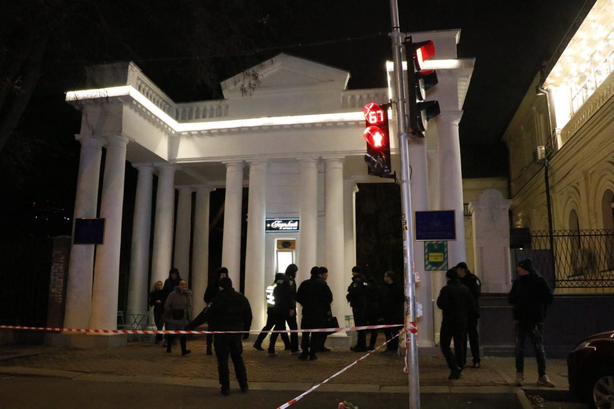 В городе ввели оперативный план "Сирена" по поиску автомобиля, на котором, вероятно, скрылись злоумышленники. Предварительно, это автомобиль Lexus В городе ввели оперативный план "Сирена" по поиску автомобиля, на котором, вероятно, скрылись злоумышленники. Предварительно, это автомобиль Lexus