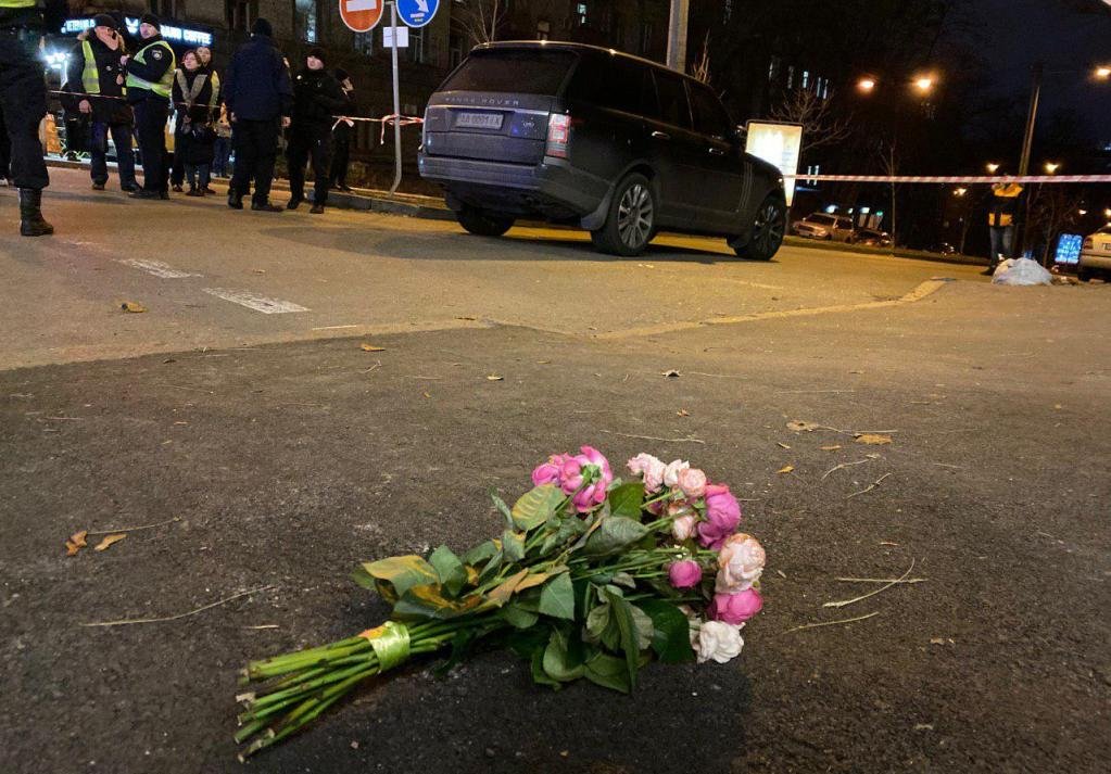 На месте происшествия появился букет цветов. Сам Соболев убеждал полицейских, что цветы появились сразу же после выстрела