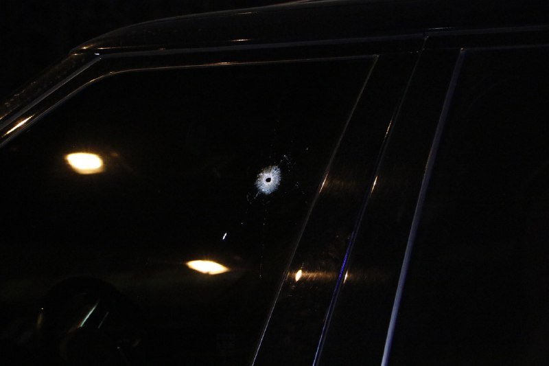 На стекле видно отверстие от пули