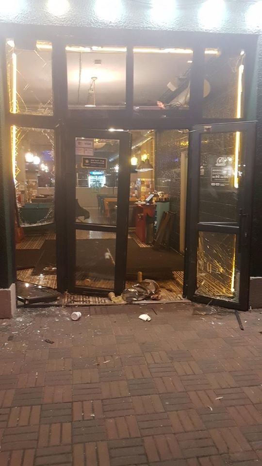 Отдыхающие вели себя агрессивно,они также въехали в дверь кафе на автомобиле Отдыхающие вели себя агрессивно,они также въехали в дверь кафе на автомобиле