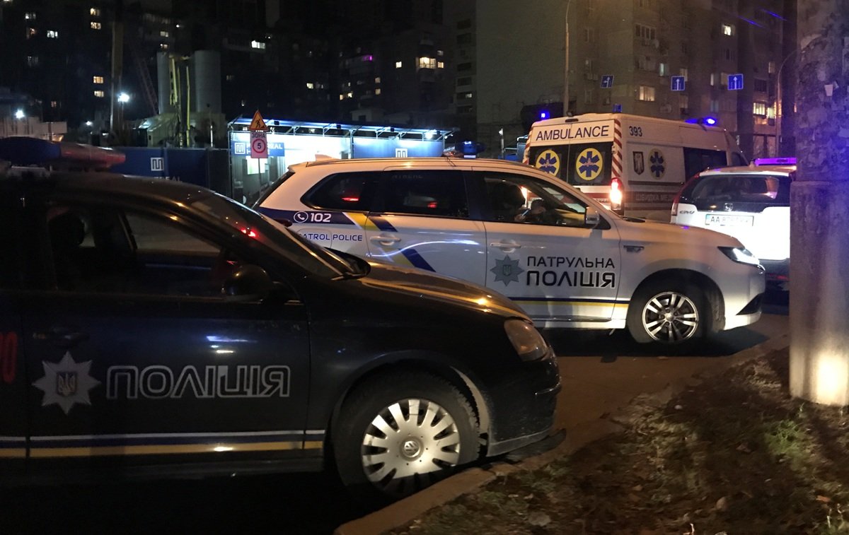 Во время драки пострадавшему мужчине нанесли множественные телесные повреждения. Ему медики оказывали помощь на месте. Во время драки пострадавшему мужчине нанесли множественные телесные повреждения. Ему медики оказывали помощь на месте.