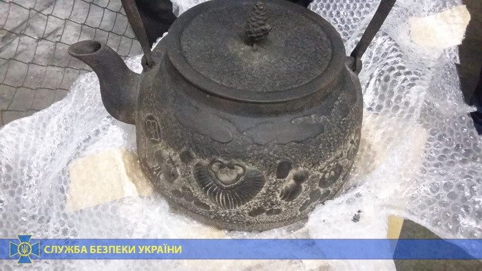 Иностранец, который проживал в Украине, заказал в Японии артефакты, которые незаконно задекларировал как бытовые товары