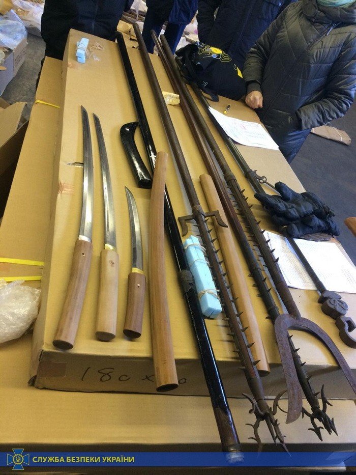 На самом деле это было старинное холодное оружие, предметы быта, мебель