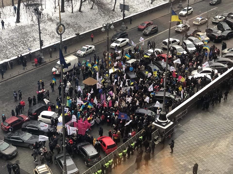 Вот такая ситуация сейчас под стенами Кабмина. Пртестующие находятся не только под Радой