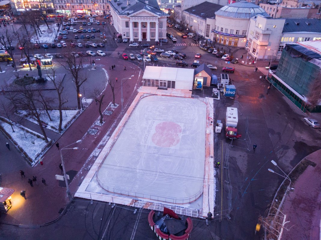 Также на Контрактовой заливают каток Также на Контрактовой заливают каток