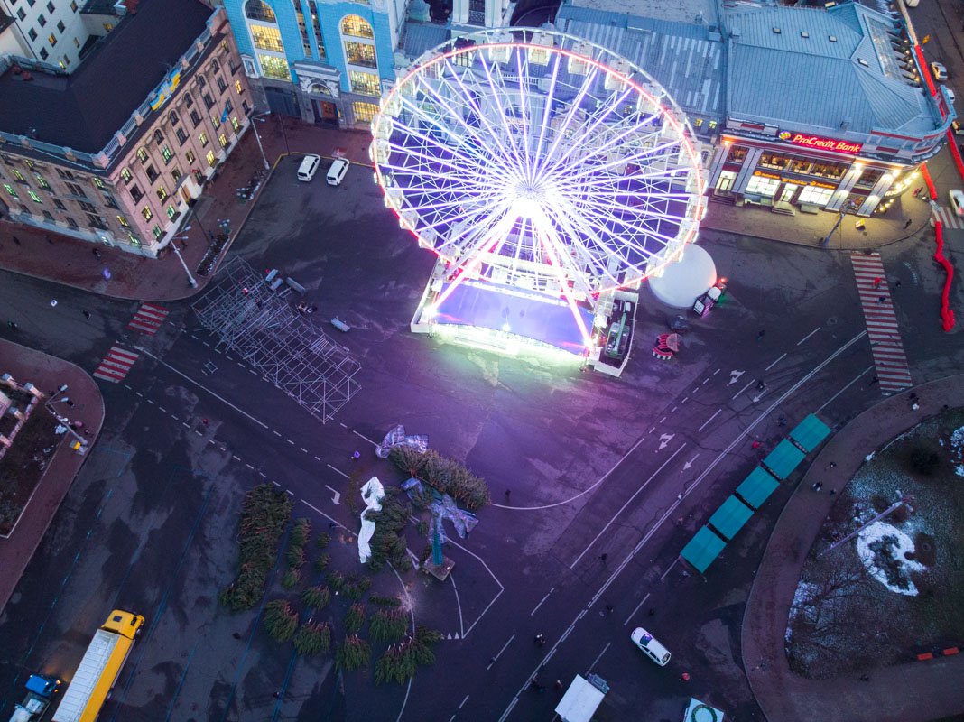И новогодний городок также постепенно обретает очертания И новогодний городок также постепенно обретает очертания