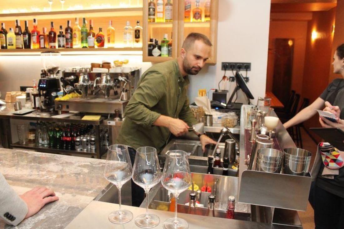 Бармен-экстраверт