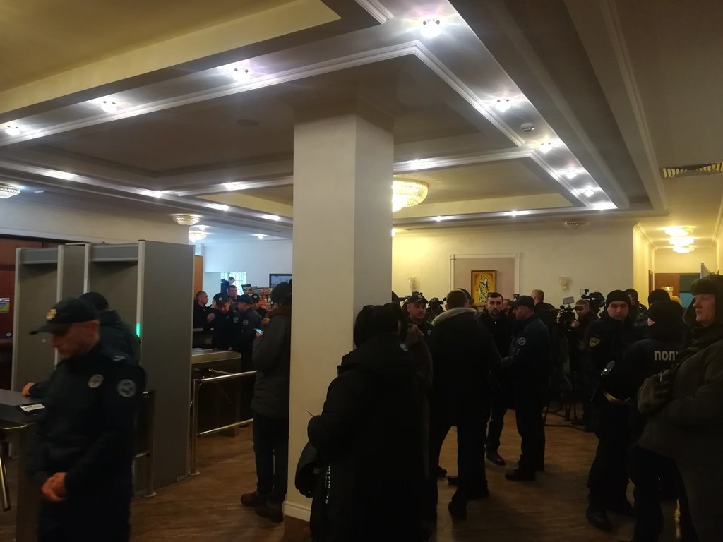 Сейчас в суде собралось много прессы, полиции Сейчас в суде собралось много прессы, полиции